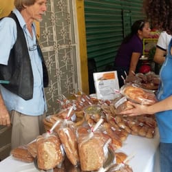 Mercado ambulante cine Colón. - Panes deliciosos con semillas .