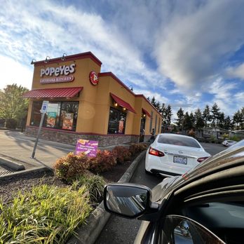 Popeyes - Long lines and closed lobby - Fast Food Near Me - Kent, Washington