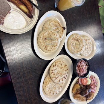 La Praviana - Pupusas, order of plátanos fritos and order of yuca y chicharrón - Latin American Near Me - South Gate, California La Praviana - Pupusas, order of plátanos fritos and order of yuca y chicharrón - Latin American Near Me - South Gate, California
