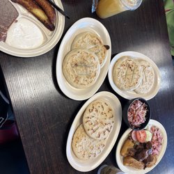 La Praviana - Pupusas, order of plátanos fritos and order of yuca y chicharrón