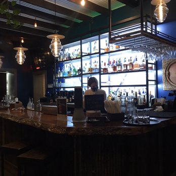 Beehive Augusta Tavern - Bar area - American Near Me - Augusta, Kentucky
