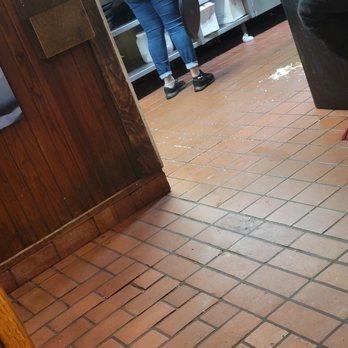 Chili's - Filthy kitchen floors - Bars Near Me - Columbia, South Carolina