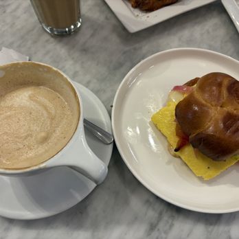 Boxcar Coffee - Pearl Cafe - Breakfast Sandwich and Latte - Coffee & Tea Near Me - Boulder, Colorado