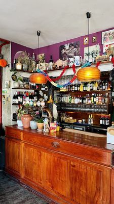 Bar Aduela by null