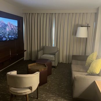 Embassy Suites by Hilton Phoenix Downtown North - Front room - Hotels Near Me - Phoenix, Arizona Embassy Suites by Hilton Phoenix Downtown North - Front room - Hotels Near Me - Phoenix, Arizona