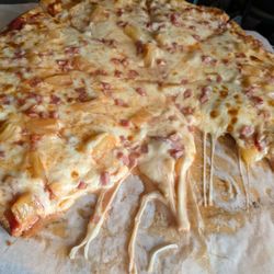 Buckhorn Lodge - Ham and pineapple 14" pizza