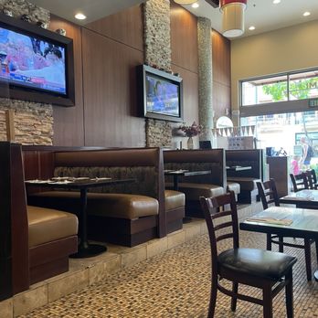 Giovanni Pastrami - Down stairs dining area - Pizza Near Me - Honolulu, Hawaii
