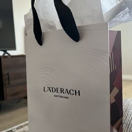 Gift bag stuffed with tissue paper by Andrea :) Gift bag stuffed with tissue paper by Andrea :)