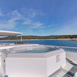 Emerald Cove Marina - Enjoy the hot tub on the beatifull Bullards Bar Reservoir