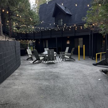The Kingsley Hotel - The common yard for get togethers - Hotels Near Me - Lake Arrowhead, California