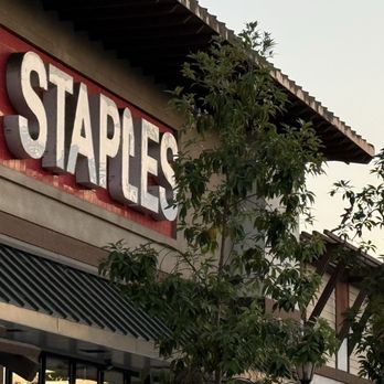 Staples - Shipping Centers Near Me - Vista, California