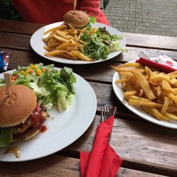 Irish Pub - BBQ Burger, Fries & Salat. YUM!!
