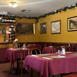 Pietro's Italian Restaurant - Ambiance- good Italian oldies playing in the background