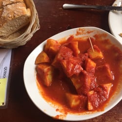 Zatón - Bravas al estilo Zatón: tomate picantito caliente. Perfectas para un día frío como hoy aquí.