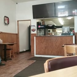 Sarah's Pizza & Subs - Low frills pizza kitchen service that well-organized and efficient.