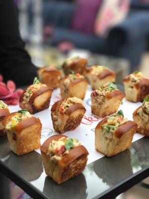 Entertaining Company by null