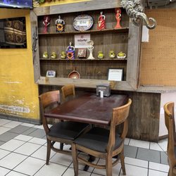 Chismosa's Taco House Too - Inside decor