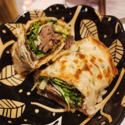 Jajang Beef Pancake Roll 炸酱牛肉卷饼