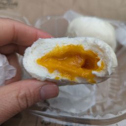 Egg Yolk Bun (3 Pieces) / 流沙包