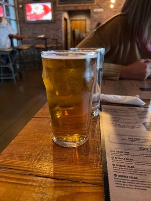 Blatt Beer & Table by null