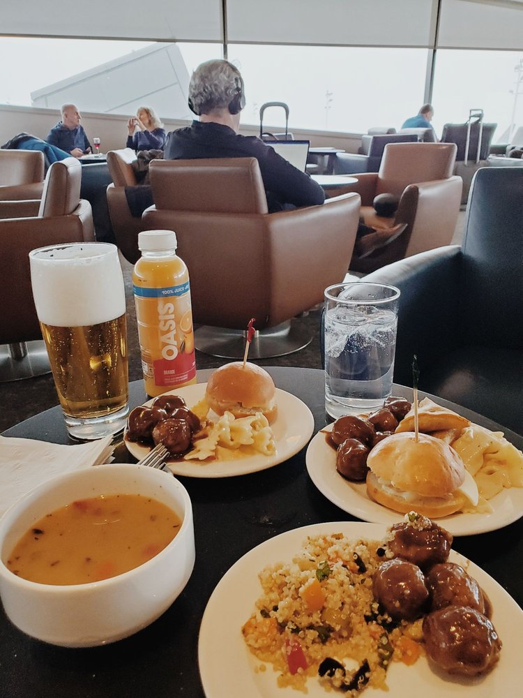 MAPLE LEAF LOUNGE Updated September 2024 11 Reviews Airport 2 Avenue, Ottawa, Ontario