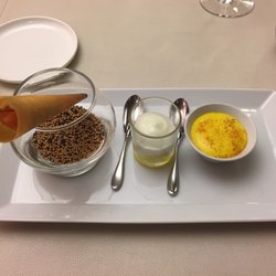 L'Anthocyane - Amuse-bouche (mousse de potimarron aux bigorneaux, effiloché de tourteau et gelée de citron, cône à la mousse de raifort et saumon fumé)