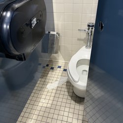 Villa Sport Fitness - Meridian - Nasty Bathroom 12/24/22