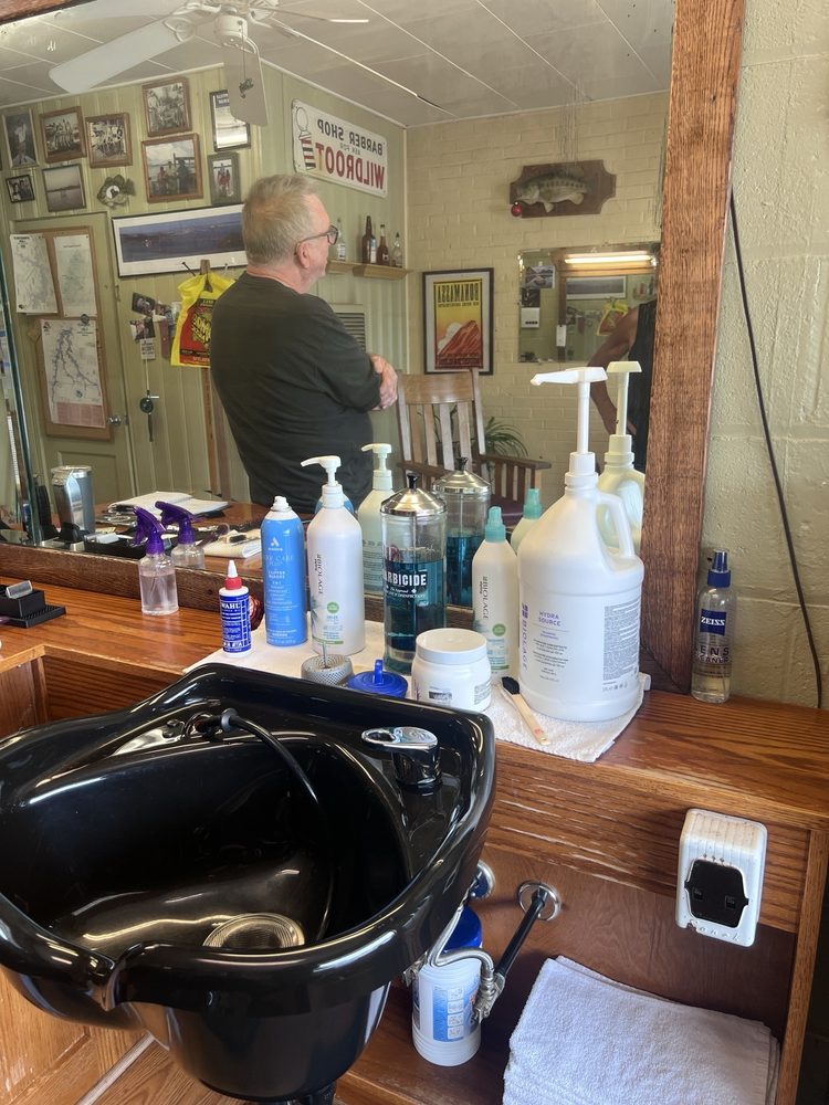 Heck's Jerry Barber Shop Logo