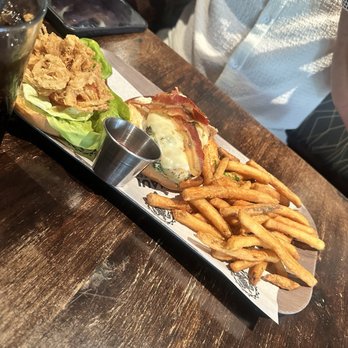 Maui Brewing Co. Waikiki - Chicken sandwich - Brewpubs Near Me - Honolulu, Hawaii Maui Brewing Co. Waikiki - Chicken sandwich - Brewpubs Near Me - Honolulu, Hawaii