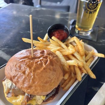 Villain’s Brewing - Smash burger - Brewpubs Near Me - San Diego, California