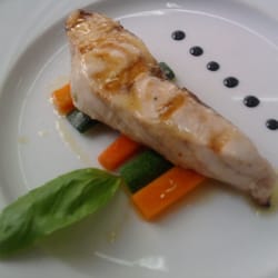 Il Brigantino Litoranea - Trancio di storione alla brace con verdure al vapore e aceto balsamico.