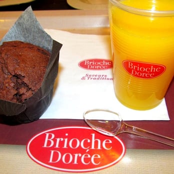 Brioche Dorée - Double chocolate chip muffin & orange juice - Fast Food Near Me - Paris, 75 Brioche Dorée - Double chocolate chip muffin & orange juice - Fast Food Near Me - Paris, 75