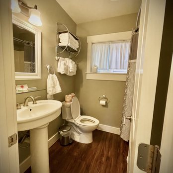 Pleasant Inn - Bathroom - Hotels Near Me - Morro Bay, California Pleasant Inn - Bathroom - Hotels Near Me - Morro Bay, California
