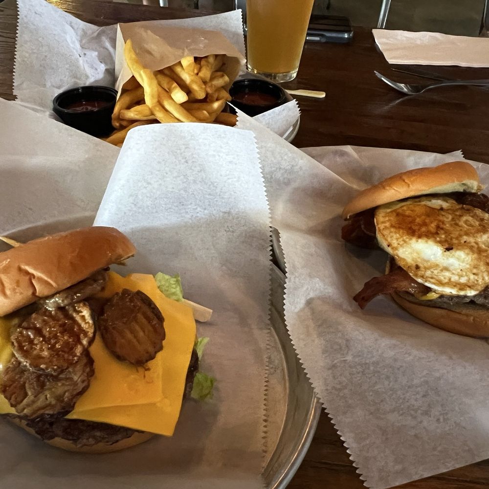Garage burger, breakfast burger without maple syrup, crispy fries Garage burger, breakfast burger without maple syrup, crispy fries