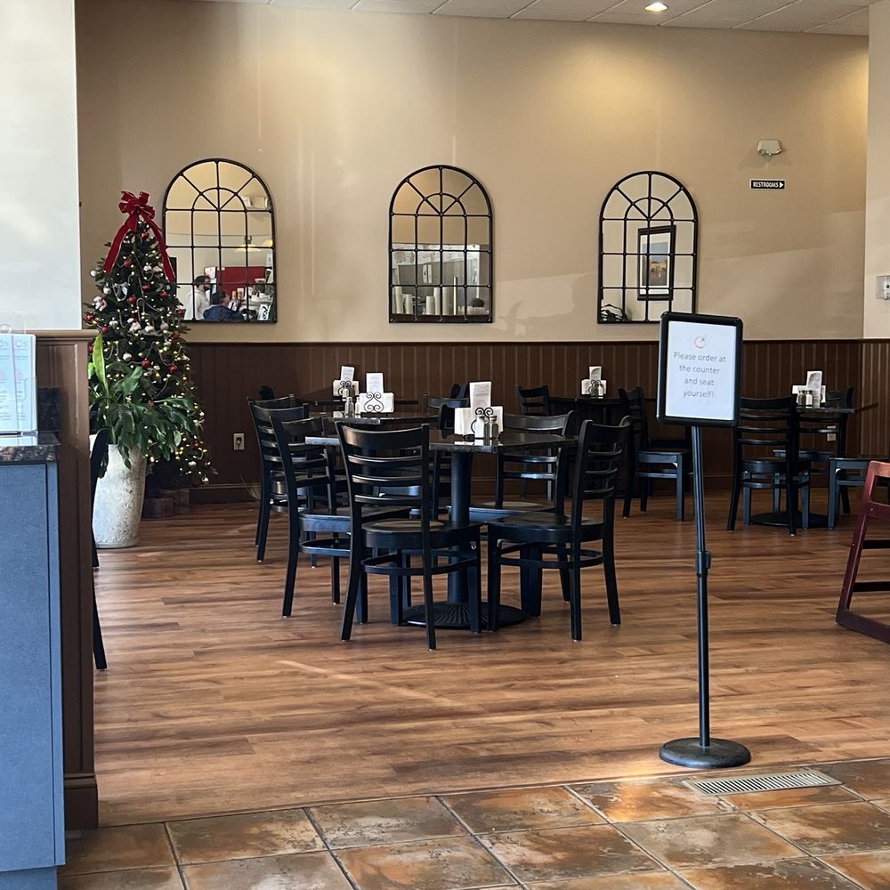 Zerio's - Dining area - Pizza Near Me - Cromwell, Connecticut Zerio's - Dining area - Pizza Near Me - Cromwell, Connecticut