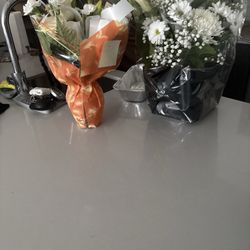 I requested white Lillie's and white chrysanthemum why do I see baby breaths daisys & roses! I hate roses! $200 later never tf again