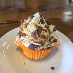 Ashers Bakery - Crunchie cupcake