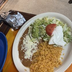 El Jaripeo - Rice , refried beans & salad w/ Del Mar fajitas