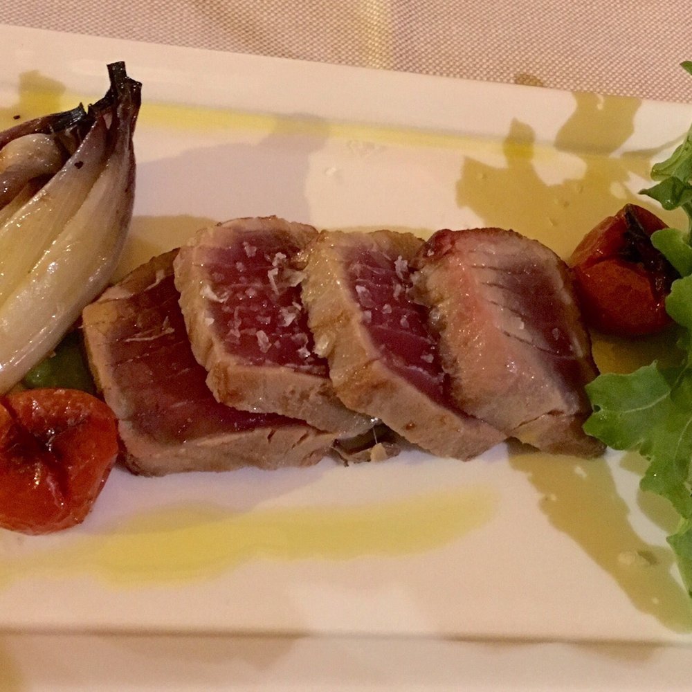 Enoteca Pitti Gola e Cantina - Tonno Scottato us Crema Di Piselli e Cipollotto Arrosto (Seared Tuna Served Over a Cream of FreshPeas and Roasted Spring Onions) - Wine Bars Near Me - Florence, FI