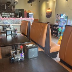 Komrai Thai - Seating and counter
