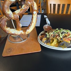 JP's Tavern - Soft pretzel & mini nachos