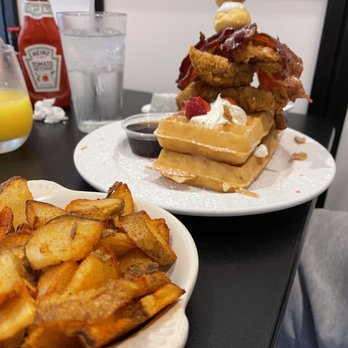 Maple Leaf Diner - Chicken Chicken, Bacon and Waffles - American Near Me - Dallas, Texas