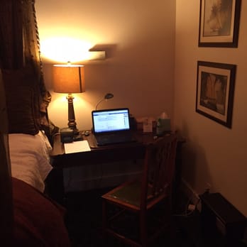Victoria Inn - Convenient desk working space located next to the bed. - Hotels Near Me - Murphys, California Victoria Inn - Convenient desk working space located next to the bed. - Hotels Near Me - Murphys, California