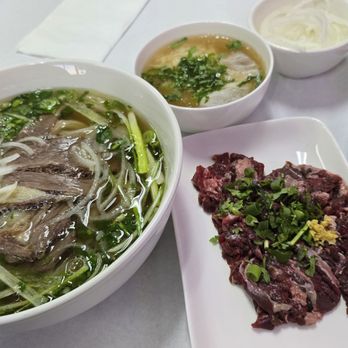 Pho Garlic - Rare Beef Shank Pho with briskets. - Vietnamese Near Me - San Jose, California Pho Garlic - Rare Beef Shank Pho with briskets. - Vietnamese Near Me - San Jose, California