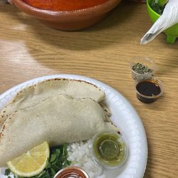 La Michoacana Panaderia Y Taquería - Taco de birria de chivo y un taco de tripas