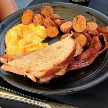 Doffo Wines - Egg breakfast - Wineries Near Me - Temecula, California