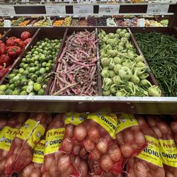Subzi Mandi - Subzi Mandi offers diverse flavorful vegetables and legumes loose as well as bulk sacks