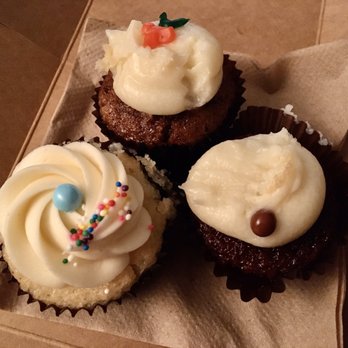 Cupcakin' Bake Shop - Minis of: Carrot Cake (3.5/5 stars), Red Velvet (4/5 stars), Vanilla (2.5/5 stars) [$1.95/each] - Bakeries Near Me - Berkeley, California