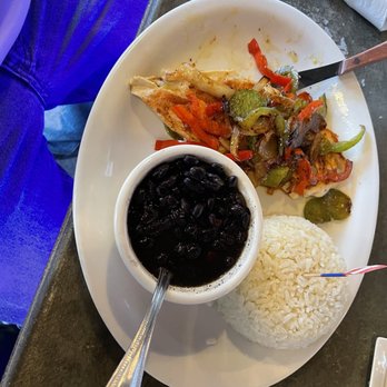 El Cantito Cafe - Pollo a la Parrilla con frijoles negra y arroz blanco - Latin American Near Me - Yonkers, New York El Cantito Cafe - Pollo a la Parrilla con frijoles negra y arroz blanco - Latin American Near Me - Yonkers, New York