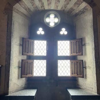 Château de Chillon - Window with seating, great view - Landmarks & Historical Buildings Near Me - Veytaux, VD